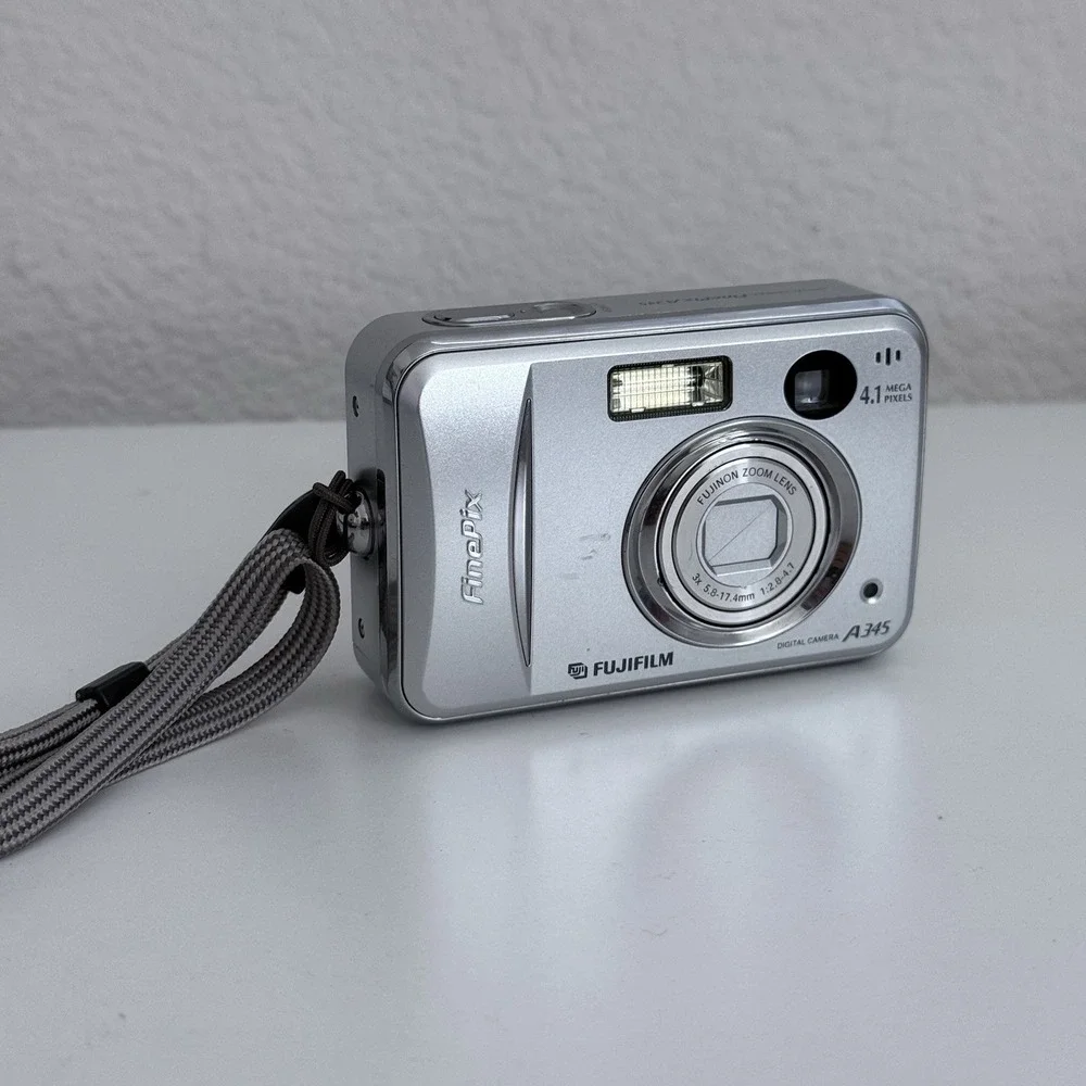 Fujifilm FinePix A345 Digital 4.1MP 3x Zoom Silver CAMERA ONLY *LENS NEED REPAIR